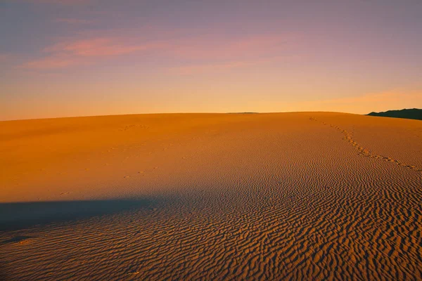 加利福尼亚的中平沙沙丘 沙丘的缓坡被风吹得波涛汹涌 沙漠中的橙色落日 生态和摄影旅游的概念 — 图库照片