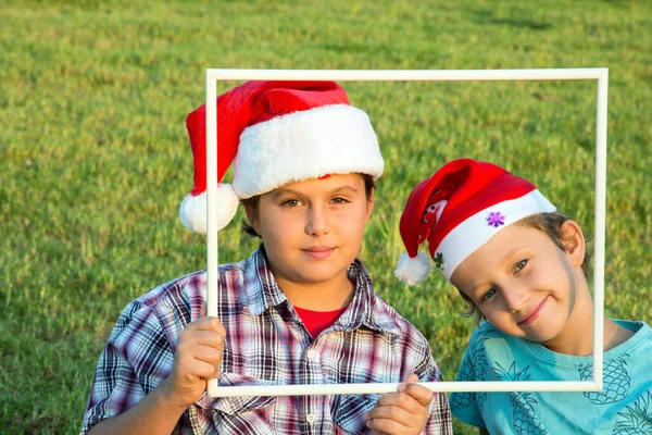 Twee Broers Mop Caps Kerstman Hebben Plezier Lachend Naar Het — Stockfoto