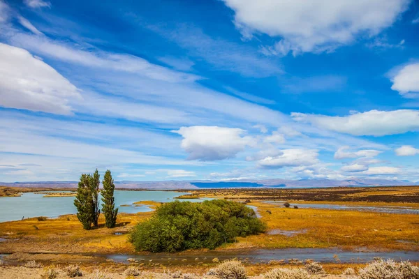 Patagonische Pampa Flache Ebene Mit Flachen Seen Und Vergilbtem Gras — Stockfoto