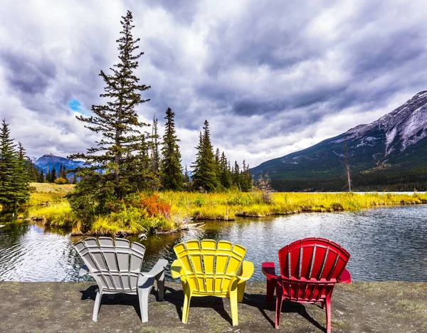 Rocky Mountains Canada Tres Cómodas Tumbonas Multicolores Están Junto Lago — Foto de Stock