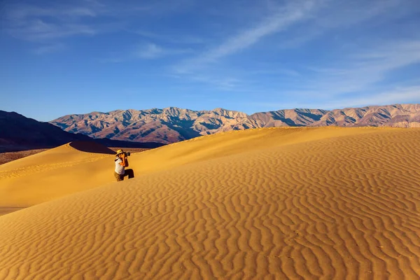 Usa Middle Aged Woman Photographs Landscape Mesquite Flat Sand Dunes — Stock Photo, Image