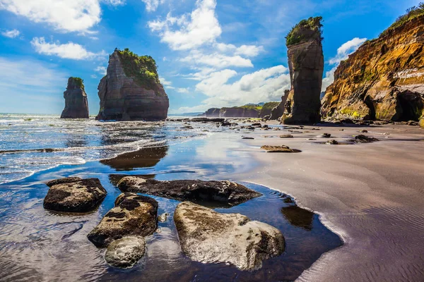 世界の終わりにエキゾチックな旅 ニュージーランドの北の島 太平洋岸にある有名な岩 三姉妹 生態観光の概念 — ストック写真