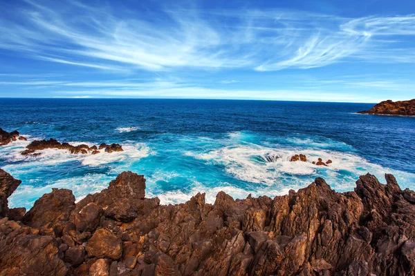 大西洋の美しい海岸の岩 マデイラ島への魔法の旅 異国情緒と生態観光の概念 — ストック写真
