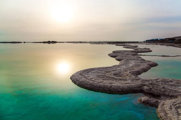 冬の夜明け 水の中の蒸発塩の小さな島 太陽は海の水に反射される イスラエルの死海 生態学的 医学的 写真観光の概念 — ストック写真