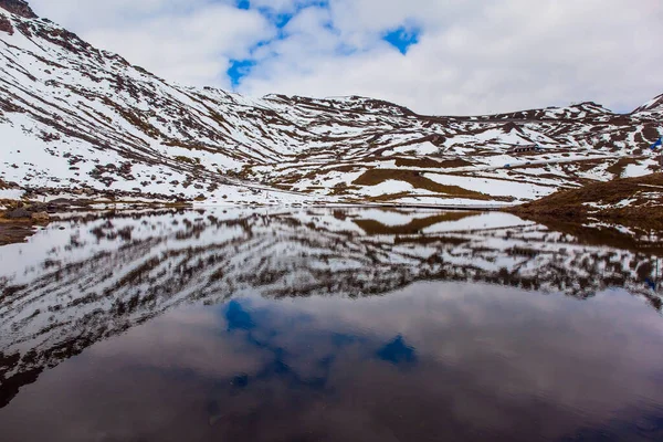 Cielo Nublado Reflejado Agua Suave Lago Alpino Primera Nieve Cayó —  Fotos de Stock