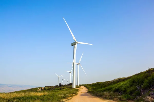 風力発電機 ギルボア山の風力発電所 電気エネルギーを生成するための近代的な機器 イスラエルだ 近代的な風車 環境保護と写真観光の概念 — ストック写真