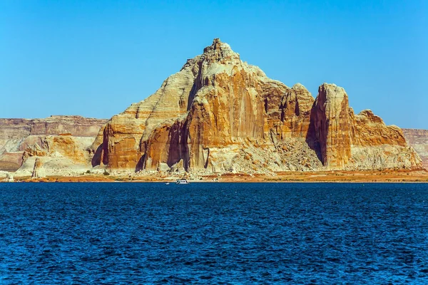 巨大的风景如画的蓝水湖 在红砂岩的岩石中脱颖而出 鲍威尔湖 Lake Powell 是美国科罗拉多河上的一个水库 积极旅游和摄影旅游的概念 — 图库照片