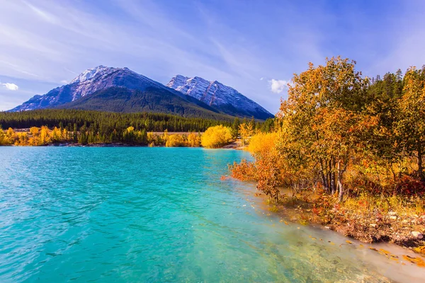 Concept Active Ecological Photo Tourism Artificial Abraham Lake Reflects Golden — Stock Photo, Image