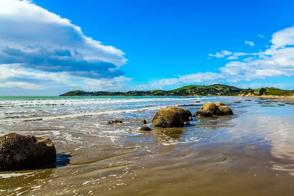 Pedregulhos Redondos Enormes Moeraki Uma Praia Arenosa Maré Oceano Pacífico — Fotografia de Stock