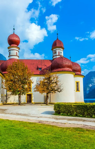 Okouzlující Kostel Bartoloměje Západním Břehu Jezera Knigssee Jezero Obklopeno Vysokými — Stock fotografie