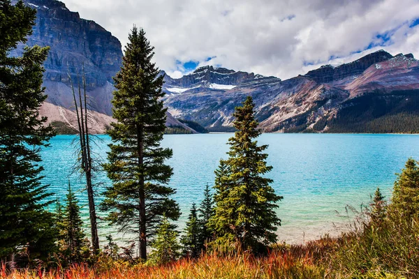 Majestic Rockies Canada Picturesque Lake Bow Surrounded Cliffs Glaciers Lake — Stock Photo, Image