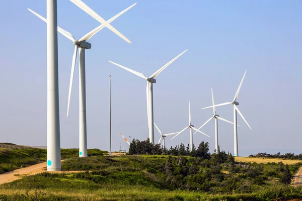 イスラエルだ 環境保護と写真観光の概念 電気エネルギーを生成するための近代的な機器 風力発電機 ギルボア山の風力発電所 近代的な風車 — ストック写真
