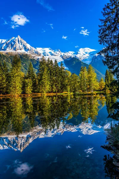 积极和生态旅游的概念 秋天的阿尔卑斯山中美丽的落日 湖水中雪峰的令人惊叹的倒影 勃朗峰脚下的Chamonix山区旅游胜地 — 图库照片