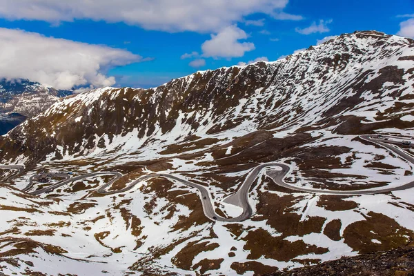 オーストリアのGrossglocknerアルパイン道路 急な石畳の曲げ 道路はフェンスで囲まれている 道路は36の蛇紋岩で構成されています 最初の雪が降った 生態学的 積極的 写真観光の概念 — ストック写真