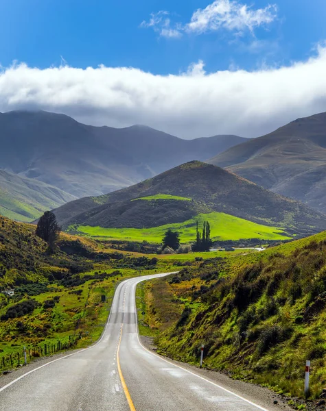 Dağlar Çayırlar Arasında Cromwell Şehrine Giden Yol Yeni Zelanda Nın — Stok fotoğraf