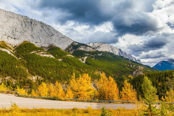 Oblohu Pokrývají Dešťové Mraky Hory Zdobí Jasné Podzimní Listy Cesta — Stock fotografie