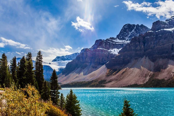Deep Bow Lake Surrounded Cliffs Glaciers Windy Autumn Day Rockies — Stock Photo, Image