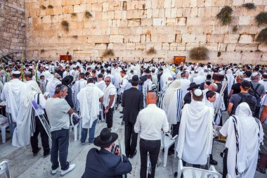 JERUSALEM, ISRAEL - 26 Eylül 2018: Beyaz Talit 'e sarılı Yahudiler. Cohanim 'in kutsaması. Batı Duvarı 'nda dokunaklı bir tören. Hac, din ve fotoğraf turizmi kavramı