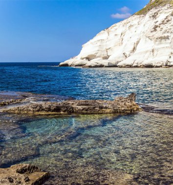 İsrail ile Lübnan arasındaki sınır. Gök mavisinden koyu maviye deniz suyunun rengi. Kuzey İsrail 'de, tebeşir dağı Rosh a Nikra yakınlarındaki Rocky Körfezi. Çevre ve fotoğraf turizmi kavramı