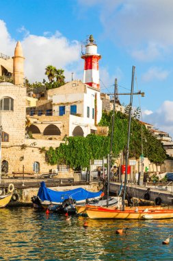 Gün batımı. Yaffo limanında demirli yatlar. Yaşlı Yaffo, dünyanın en eski şehirlerinden biri. Etkin, bilgilendirici ve turizmin resmi