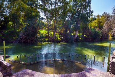 Sembolik vaftiz yeri yürüyüş yolları ve bölünmelerle donatılmıştır. Ürdün Nehri 'nin Galilee Gölü' nden çıkışı. Yardenit, İsrail. Dini, etnografik ve fotoğraf turizmi kavramı
