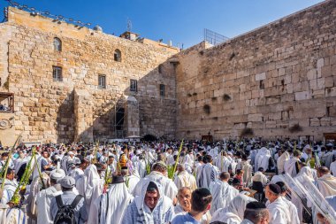 JERUSALEM, ISRAEL - 26 Eylül 2018: Batı Duvarı 'nda dokunaklı bir tören. Batı Duvarı 'nda dua eden Yahudiler beyaz Talit' e sarılmış halde. Cohanim 'in kutsaması. Hac kavramı 