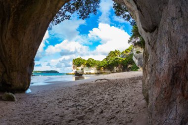  Yeni Zelanda 'nın Pasifik Sahili. Kumsaldaki muhteşem Katedral Mağarası. Gün batımında gel-git olur. Egzotik, ekolojik ve fotoğraf turizmi kavramı