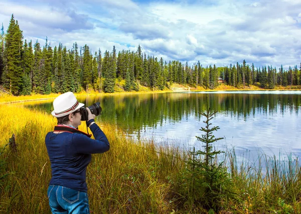 Mujer Mediana Edad Con Hermoso Sombrero Toma Fotos Del Lago —  Fotos de Stock