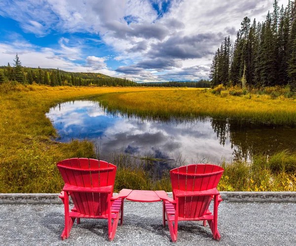 Duas Espreguiçadeiras Vermelhas Para Turistas Lago Lago Tranquilo Cercado Por — Fotografia de Stock