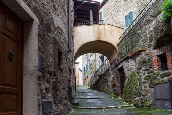 ソラノのトゥファ市はおとぎ話から眠っている都市です 暗い石の壁の中の狭い通り イタリア 南トスカーナ州 アクティブ 歴史的 写真観光の概念 — ストック写真