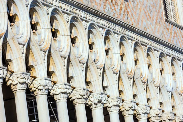 Doge Palace Een Groot Monument Van Italiaanse Gotische Architectuur Geveldecoratie — Stockfoto