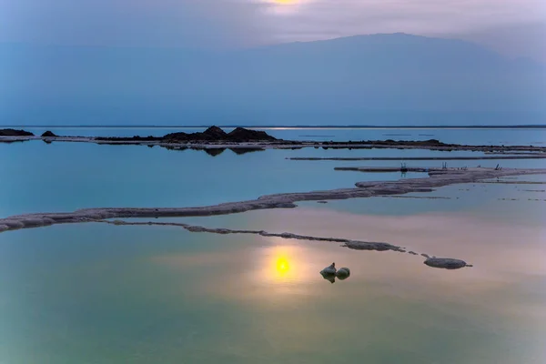 冬雾蒙蒙的黎明 以色列 在水里用蒸发的盐做成的小岛 太阳反射在水的光滑表面上 医疗和摄影旅游的概念 — 图库照片