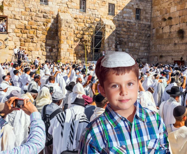 ヤルムケのハンサムなユダヤ人の少年 ユダヤ人は西壁で祈っている コーエンの祝福 エルサレムの神殿の山の西斜面で厳粛な儀式 宗教と写真観光の概念 — ストック写真
