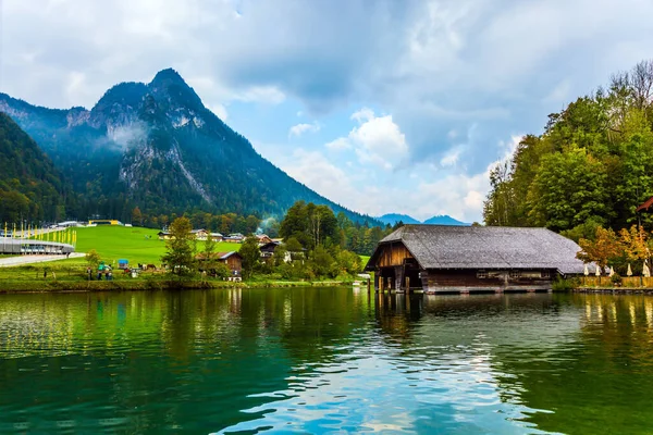 魔法への旅 Konigssee ドイツで最もきれいな湖 湖は高い山に囲まれている 活動的 生態学的 写真観光の概念 — ストック写真