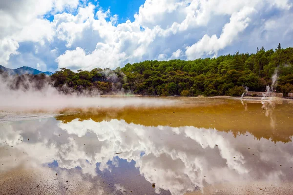 Las Nubes Cúmulos Reflejan Pintorescamente Superficie Lisa Del Agua Caliente —  Fotos de Stock