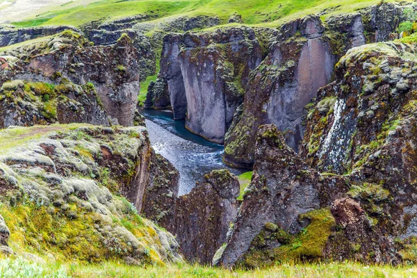 Kaňon Fyadrarglyufur Island Prudké Útesy Pokryté Zeleným Mechem Řeka Ledovou — Stock fotografie