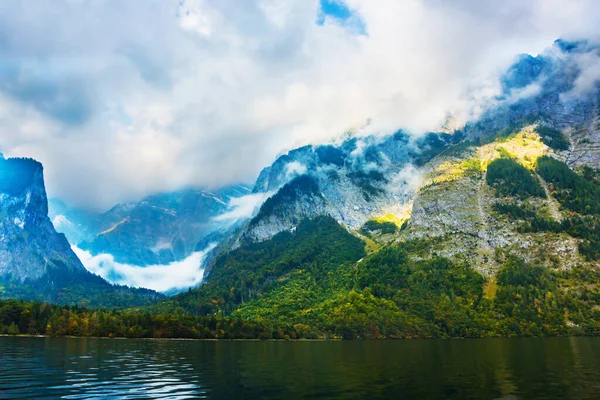 科尼格西 德国最干净的湖泊 这个湖被高山环绕着 高山湖是巴伐利亚的美丽奇观 生态和摄影旅游的概念 — 图库照片