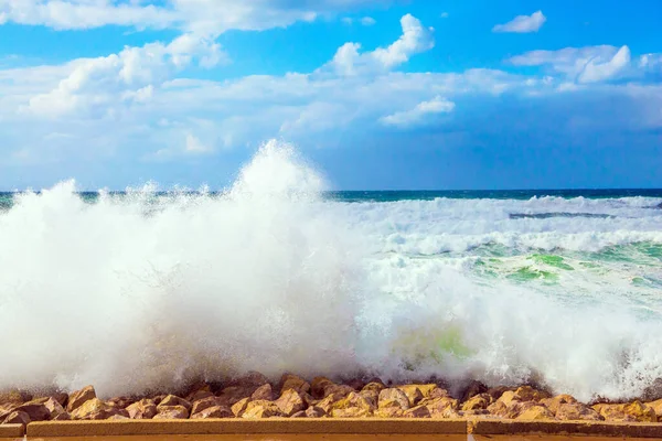 特拉维夫的贾法老港 巨大的6米波和白色泡沫的波峰一起坍塌 地中海的风暴 以色列的冬天 环境和摄影旅游的概念 — 图库照片