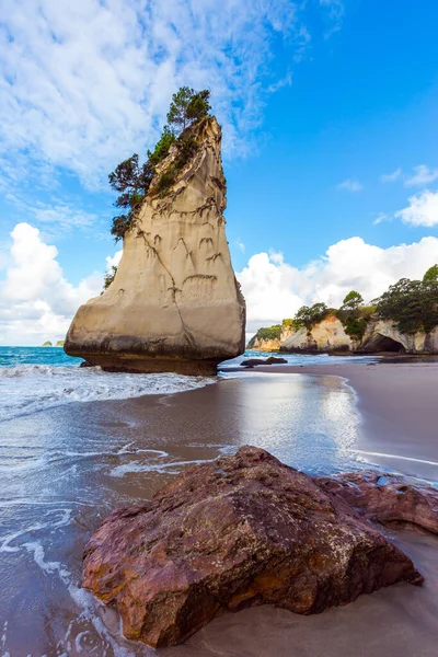 Enormi Massi Rocce Pittoresche Una Spiaggia Sabbia Bassa Marea Oceanica — Foto Stock