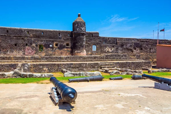 Bastião Brechas Nas Grossas Paredes Antigas Armas Estão Exposição Fortaleza — Fotografia de Stock