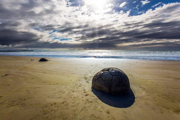 Prächtige Geheimnisvolle Felsbrocken Moeraki Sandstrand Beliebte Touristenattraktion Sonniger Tag Strand — Stockfoto