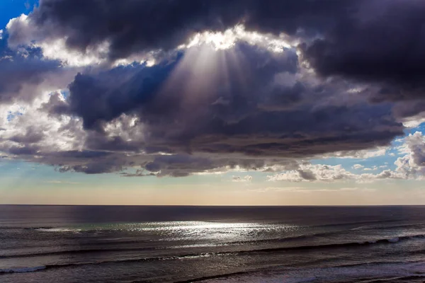 在Murivay海滩落日 太平洋上空乌云密布 新西兰北岛 环境和摄影旅游的概念 — 图库照片
