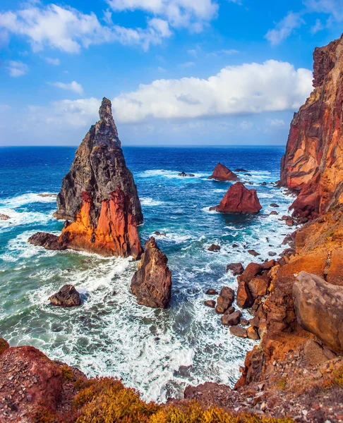 Rocce Rosse Taglienti Surf Turchese Bollente Sole Accecante Mezzogiorno Illumina — Foto Stock