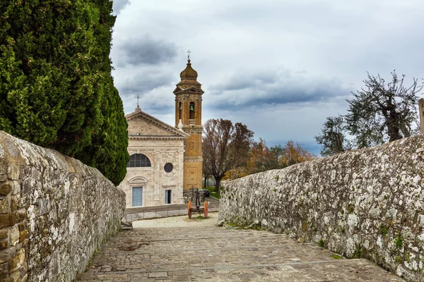 教堂漂亮的立面和钟楼 蒙塔尔奇诺小镇托斯卡纳多云的秋日 主动和摄影旅游的概念 — 图库照片