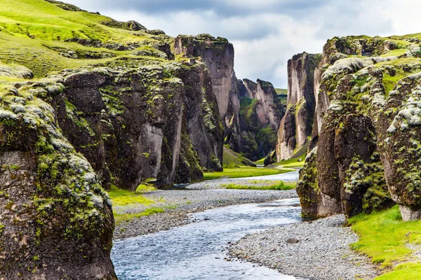 Ισλανδία Αρχή Του Φαραγγιού Fyadrarglyufur Γκρεμοί Καλυμμένοι Πράσινα Βρύα Περικλείουν — Φωτογραφία Αρχείου