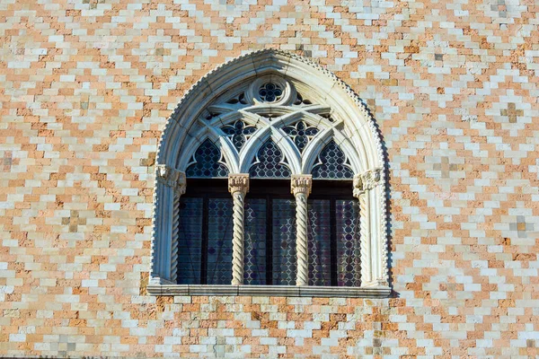 华丽的半圆形窗户 装饰元素 去宏伟威尼斯的神奇旅程 杜吉宫是意大利哥特式建筑的一个伟大纪念碑 文化和摄影旅游的概念 — 图库照片