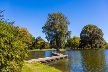 Oldukça sessiz nehir parkın içinden akar. Christchurch Sahnesi Botanik Bahçesi. Yeni Zelanda 'ya, Güney Adası' na git. Sonbaharın başlarında güzel bir gün. Ekolojik ve fotoğraf turizmi kavramı