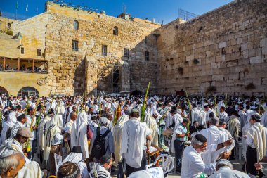 JERUSALEM, ISRAEL - 26 Eylül 2018: Cohanim 'in kutsaması. Yahudiler beyaz Talit 'e sarılı dua ediyorlar. Batı Tapınak Duvarı 'nda heyecanlı bir tören. Hac kavramı 