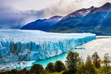 Patagonya 'daki muhteşem buzul Perito Moreno. Santa Cruz Arjantin Eyaleti, Arjantin Gölü. Egzotik ve aşırı turizm kavramı