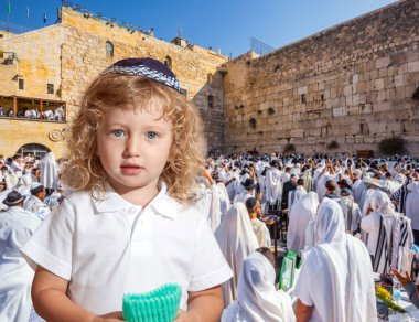 Yarmulke 'li küçük Yahudi çocuk. Batı Duvarı 'nda dua eden Yahudiler. Kudüs 'teki Tapınak Dağı' nda ayin. Cohen 'in kutsaması. Dini ve fotoğraf turizmi kavramı.